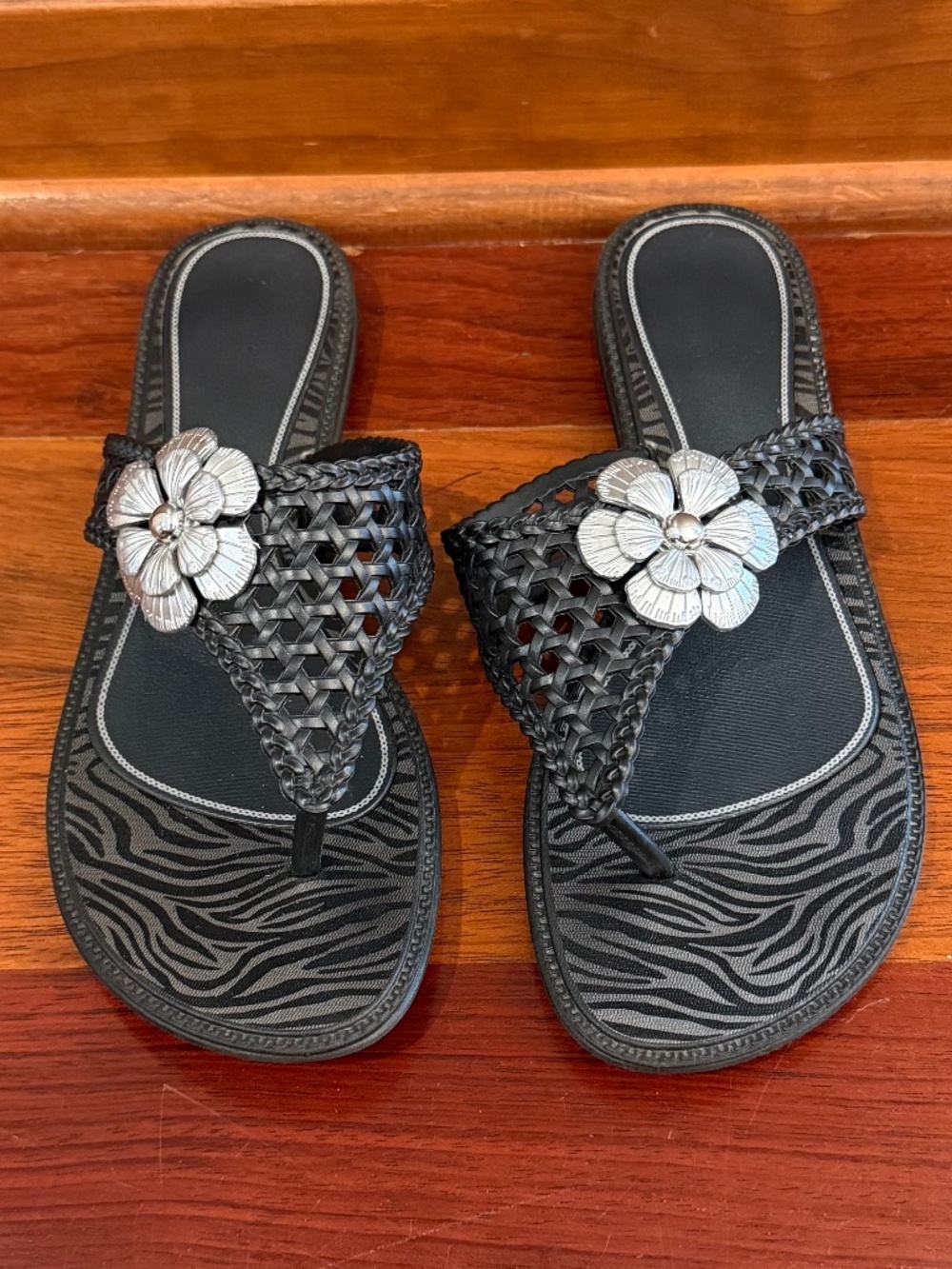 Grendene Women's Jelly flip Flops Black & Silver Flower Sandals Beach, Size 7